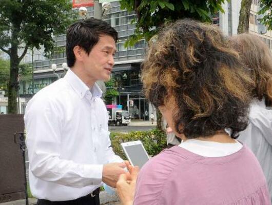 札幌市で支持者と交流する中道改革連合の小川代表=11日午後