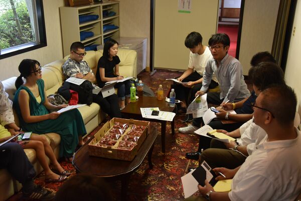 市内の有志などと意見交換するヤフーの社員ら