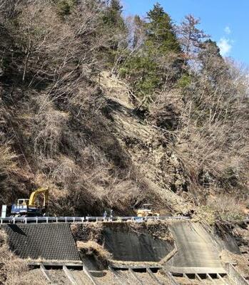　静岡市葵区で県道をふさぐ土砂崩れが起きた現場＝２１日午後２時ごろ（同市提供）