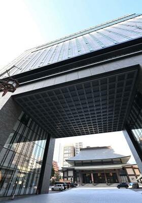 真宗大谷派難波別院(奥)の参道にある「山門一体型ホテル」=大阪市中央区