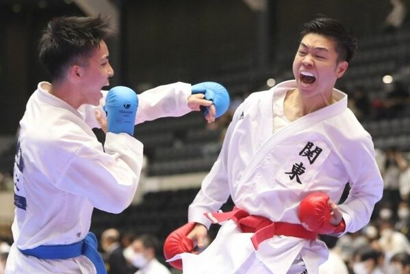 東京五輪にも出場した佐合（高栄警備保障、右）。成年男子組手軽量級で優勝を狙う（６月の全日本体重別選手権、群馬・高崎アリーナ）