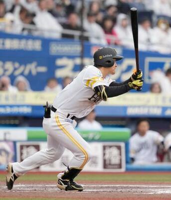 7回ソフトバンク2死満塁、柳町が右中間に走者一掃の逆転二塁打を放つ=ZOZOマリン