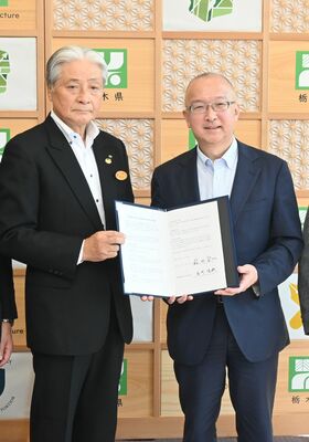 慶応大医学部の金井隆典学部長（右）と福田知事＝25日午前、県庁