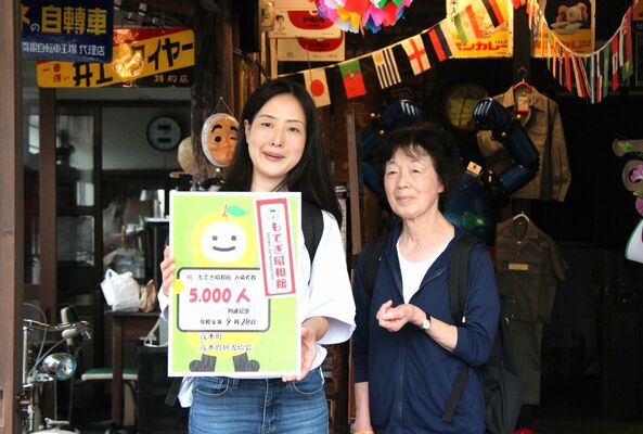 ５千人目の来場者となった三村さん親子