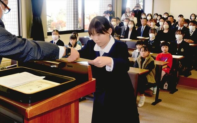 大賞を受賞し表彰を受ける山崎さん＝１日午後、壬生町本丸１丁目