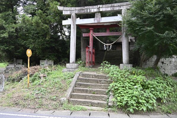 夏休みを過ごす宮崎監督の叔母宅の近くにあった星宮神社。鳥居の横にある古びたバス停もトトロの世界観に合う