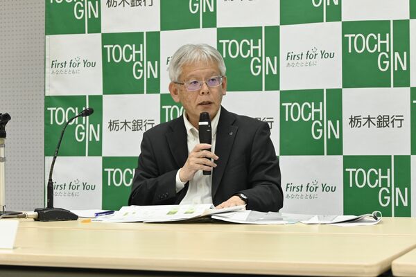 記者会見で決算内容を説明する仲田頭取＝13日午後、宇都宮市