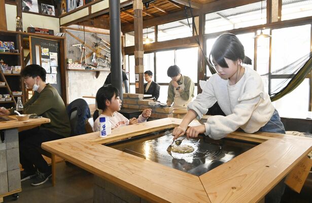 基地ひるねでもんじ焼きを作る小学生