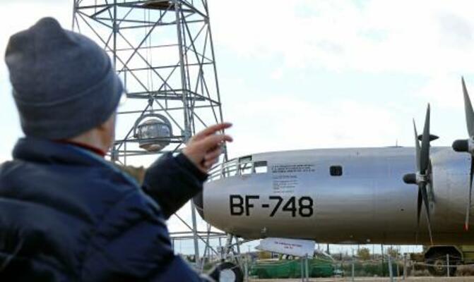 国立原子力博物館に展示されたB29爆撃機の実機を見学する本村チヨ子さん=1日、米ニューメキシコ州アルバカーキ(共同)