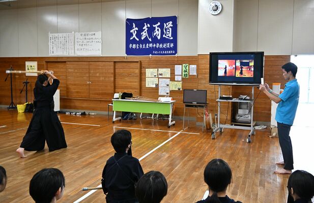 素振りの動画を通じてお手本の選手との違いを確認する生徒