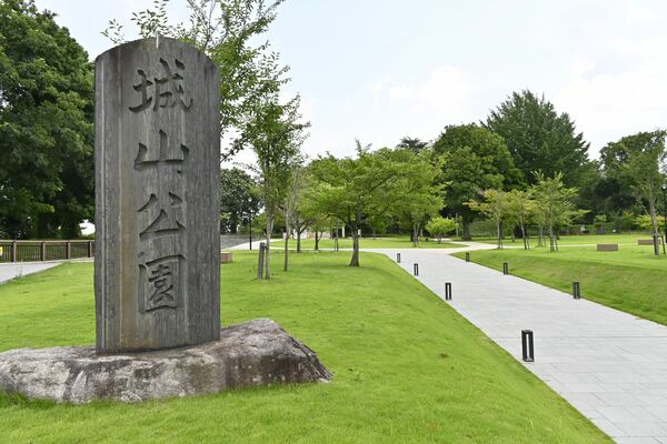 小山氏の居城である祇園城跡にある城山公園