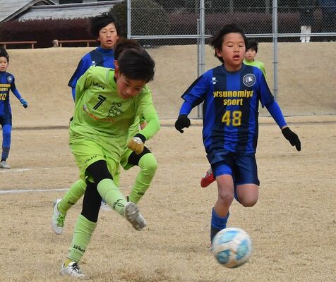 後半15分、ＩＳＯ　ＳＣ（宇河）の山岸（左）がゴールを狙う＝別処山公園サッカー場
