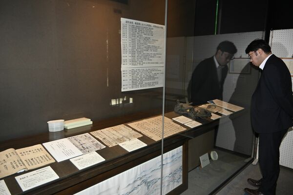 芦野氏や芦野地区関連の史料が並ぶ会場