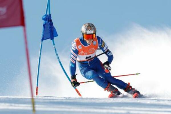 　アルペンのジャパンパラの男子大回転立位で滑走する小池岳太＝２月、長野県上田市