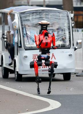 　ハーフマラソン大会で走る人型ロボット。５０分２６秒で優勝した＝１９日、北京（共同）