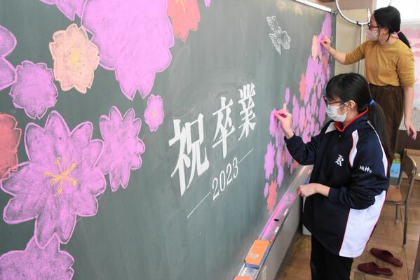 宇都宮市戸祭小で黒板アートを制作する宇都宮メディア・アーツ専門学校の学生たち