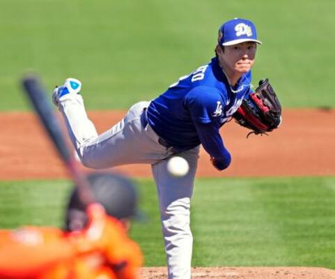 ジャイアンツ戦に先発したドジャース・山本。3回を投げ5安打2失点だった=スコッツデール(共同)