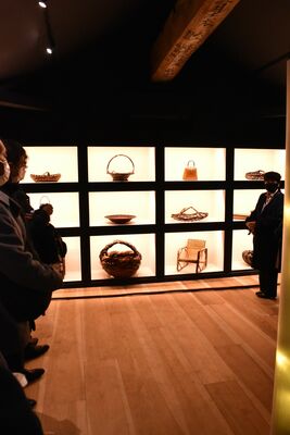石蔵を改装したギャラリー。貴重な竹工芸が展示されている