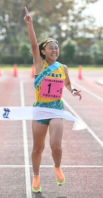 文星女のアンカー粕谷がゴールテープを切り４連覇を飾る＝清酒開華スタジアム