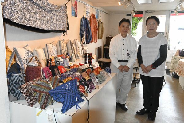伝統刺繍の作品を展示販売している馬上さん夫婦