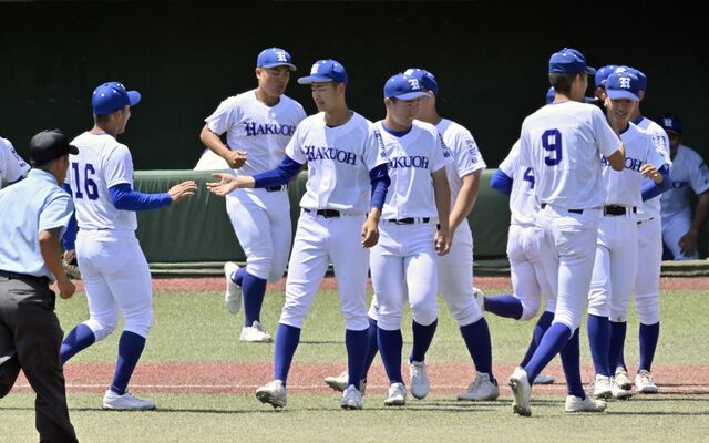 ７年ぶり２度目の優勝を決め、笑顔を見せる白鴎足利ナイン＝４日午後０時30分、清原球場