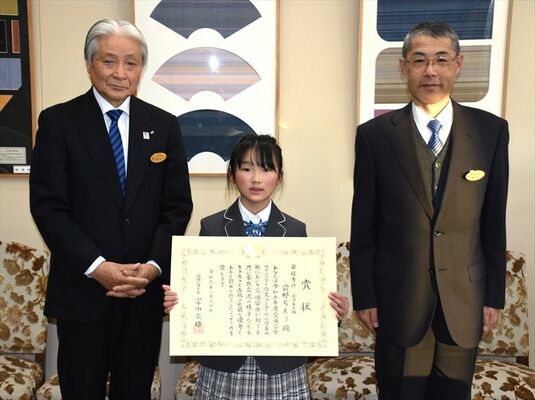 内閣総理大臣賞受賞を福田知事（左）と難波健太県警本部長に報告した前野さん＝７日午後、県庁