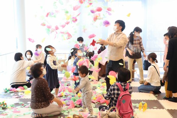 絵本の内容に関連した遊びなどを行うストーリータイムの様子（みるる提供）