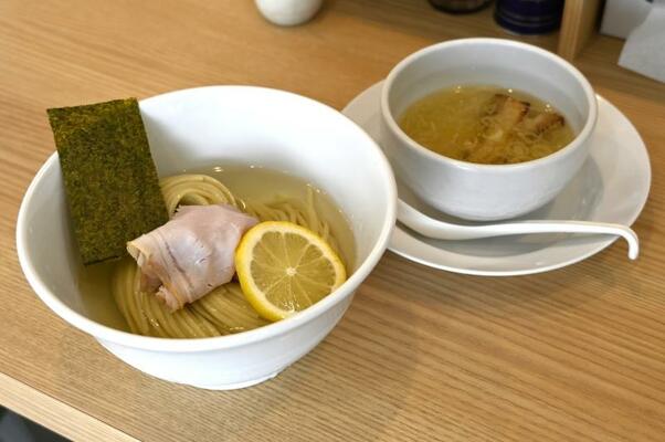昆布水の語感だけでなく見た目も涼やかな「昆布水つけ麺（肉有り）」しお味