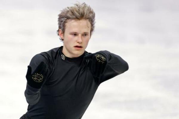 　公式練習で調整するイリア・マリニン＝プラハ（共同）