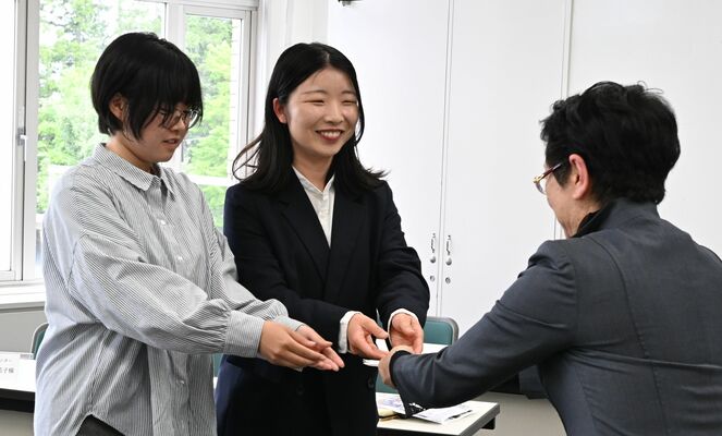 川井会長（右）から目録を受け取る稲葉さん（中央）と渡辺さん
