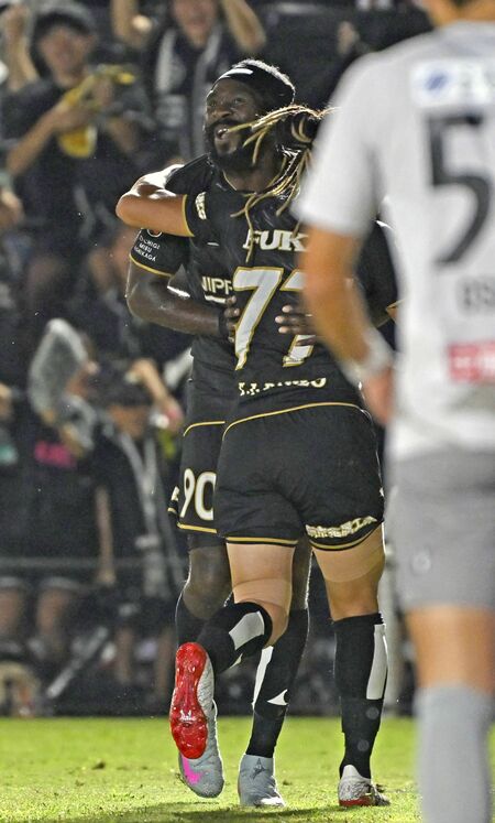 前半26分、栃木シティのＦＷウタカ（奥）が先制ゴールを決めて田中パと抱き合う＝ＣＦＳ、森田大地撮影
