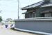 事件が発生した民家周辺で鑑識作業を行う県警捜査員＝14日午後０時45分、上三川町上神主