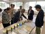 商品化に向けてオリーブオイルを試飲する協議会の会員