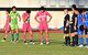 試合に敗れ、肩を落とす栃木シティのＧＫ原田（左から２人目）ら選手たち＝埼玉県の熊谷スポーツ文化公園陸上競技場