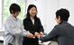 川井会長（右）から目録を受け取る稲葉さん（中央）と渡辺さん