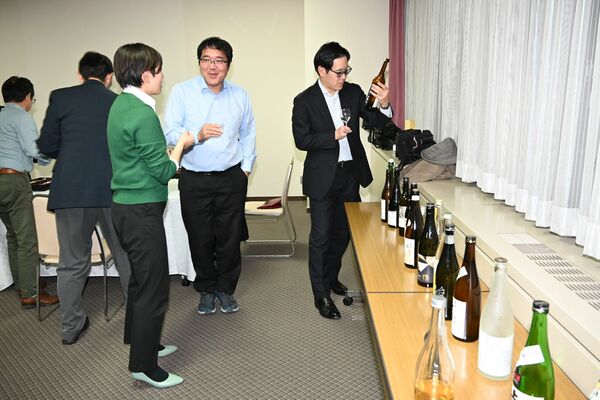 持ち寄られた日本酒を語り合う参加者