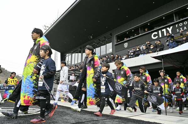 Ｊ２・Ｊ３百年構想リーグが開幕し、ピッチに入る栃木シティの選手たち＝７日午後２時、シティフットボールステーション、磯真奈美撮影