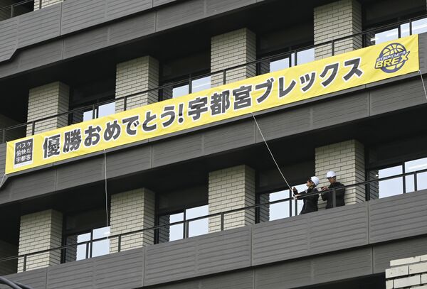 本庁舎５階北側に設置された宇都宮ブレックスの優勝を祝福する横断幕＝30日午後、宇都宮市役所