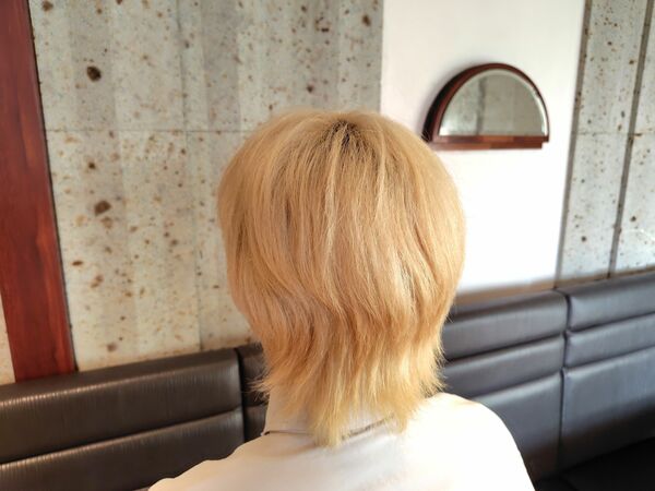 髪を染めて働く高崎優太さん