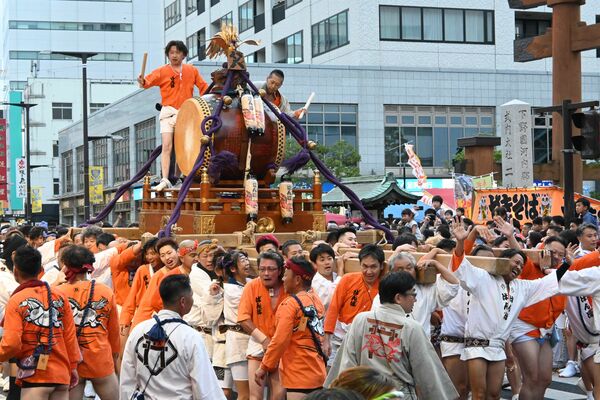威勢のよい掛け声と共にスタートした神輿