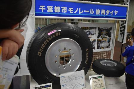 　箱形レールの中をゴム製タイヤで走るため、走行音は静かだ