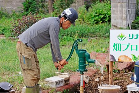 　自作した井戸から水を出す増田好弘さん＝２０２５年９月、石川県輪島市