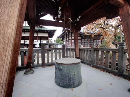 　西新井大師境内の「加持の井戸」。立派な屋根に守られている＝東京都足立区