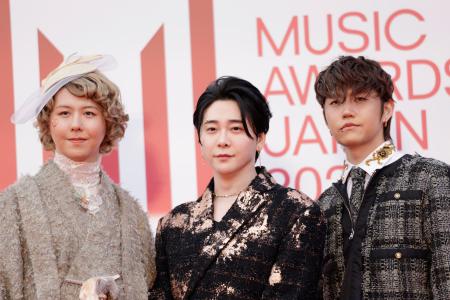 最優秀アーティスト賞に選ばれた「Mrs.GREEN APPLE」の(左から)藤澤涼架、大森元貴、若井滉斗