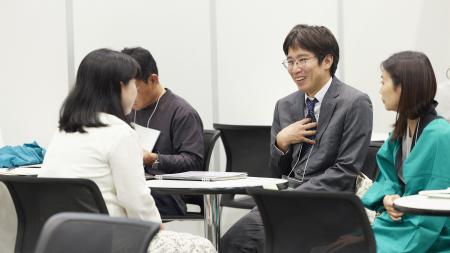 　転職経験のある教員が個別相談に応じるブースは事前予約で枠が埋まる人気ぶり＝東京都教委提供