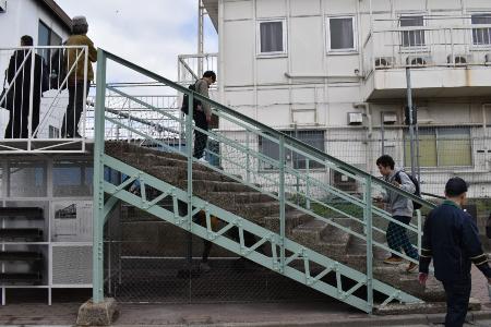 　「三鷹跨線人道橋跡ポケットスペース」で保存された階段部分（２０２６年３月）