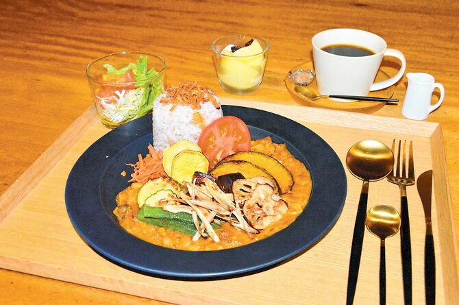 揚げ焼きの旬野菜がたっぷり、カレーとの相性は抜群