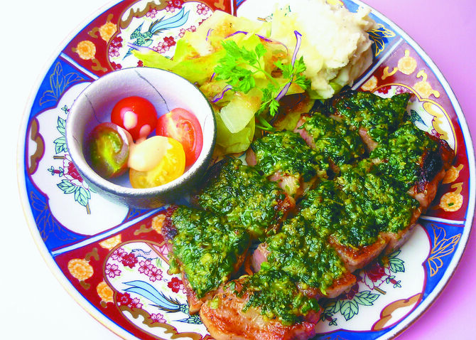 ファンが多い「さつきポーク肩ロースにら塩麹焼き」。「おろしソース焼き」もあります