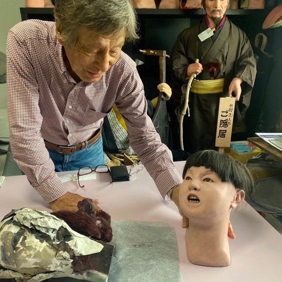 義眼、セラミックの歯、人毛…今にも喋り出しそうな生人形＝丸山工芸社