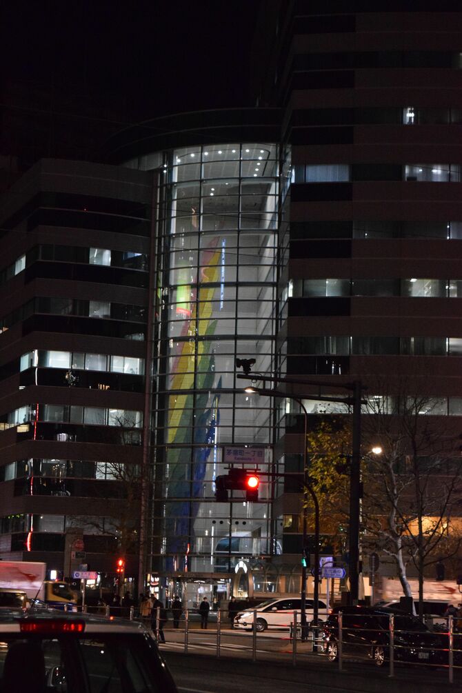 夜間はライトアップされ、建物の外からも楽しめる